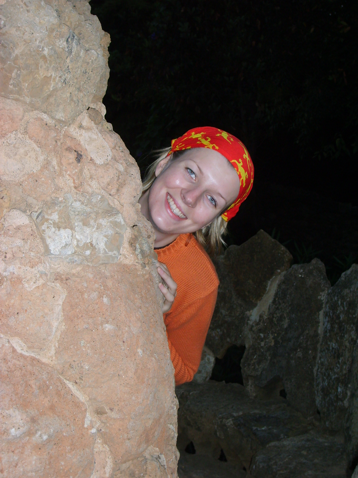 Martina se schovava pod viaduktem v Parku Guell, 1200x1600, 947 Kb