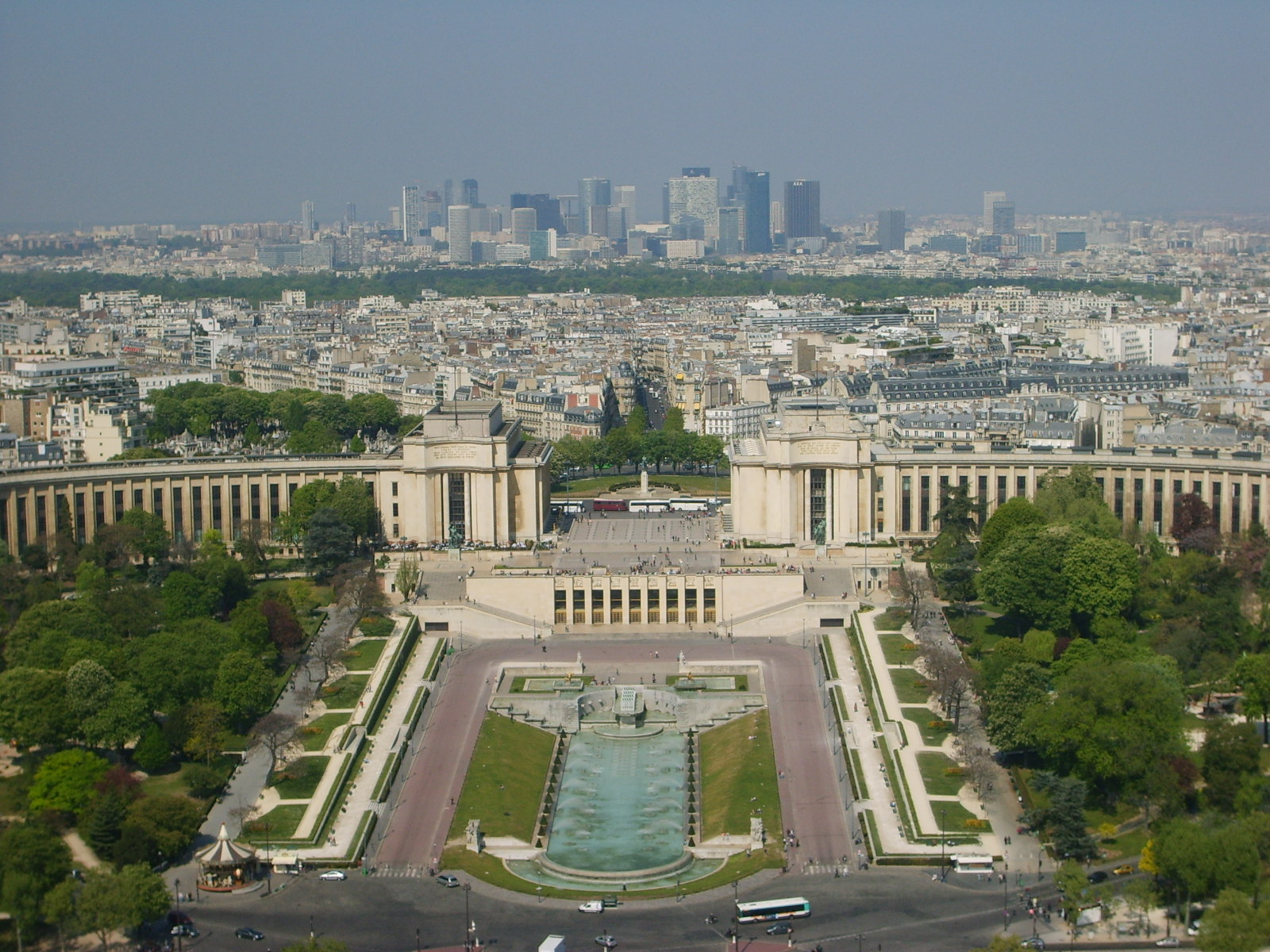 Pohled na Trocadero a ctvrt mrakodrapu "La Defence", 1600x1200, 518 Kb
