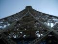 Pohled na vrcholek z druheho patra Eiffelovky, 1600x1200, 511 Kb
