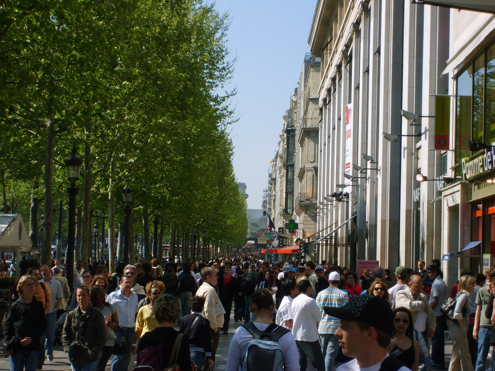 Les Champs Elyssees - trosku naval...., 1600x1200, 1001 Kb