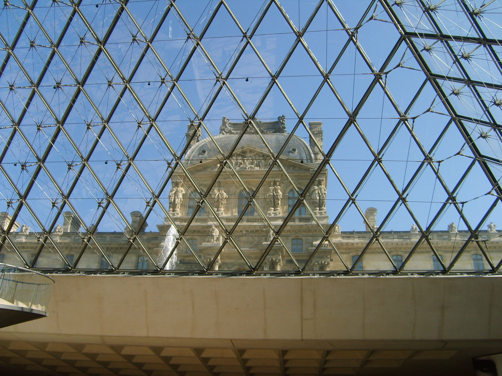 Pohled zevnitr pyramidy ven na Louvre, 1600x1200, 985 Kb