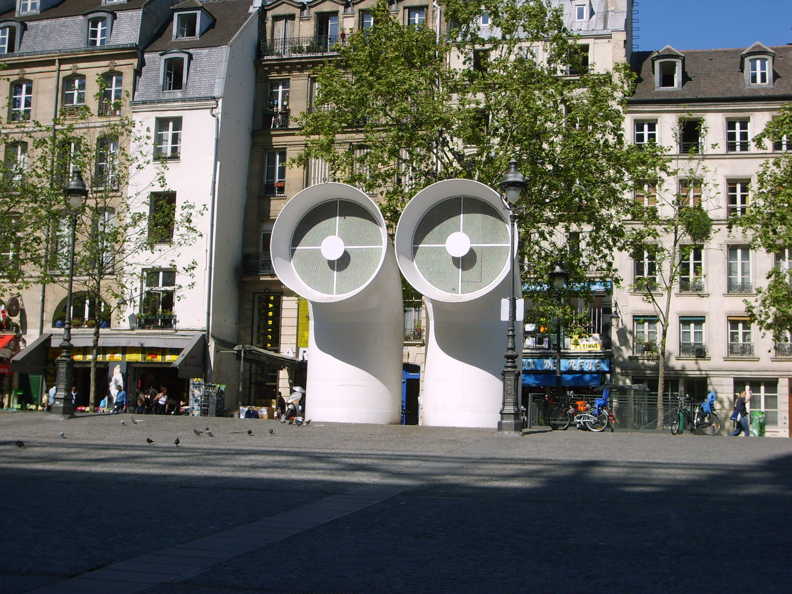 Nasavace cerstveho vzduchu do podzemi centre Pompidou, 1600x1200, 972 Kb
