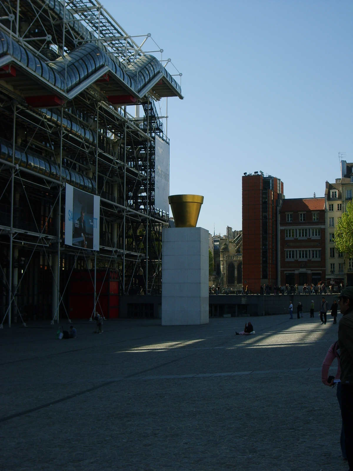 Centre Pompidou - zlaty kvetinac pred vchodem, 1200x1600, 946 Kb
