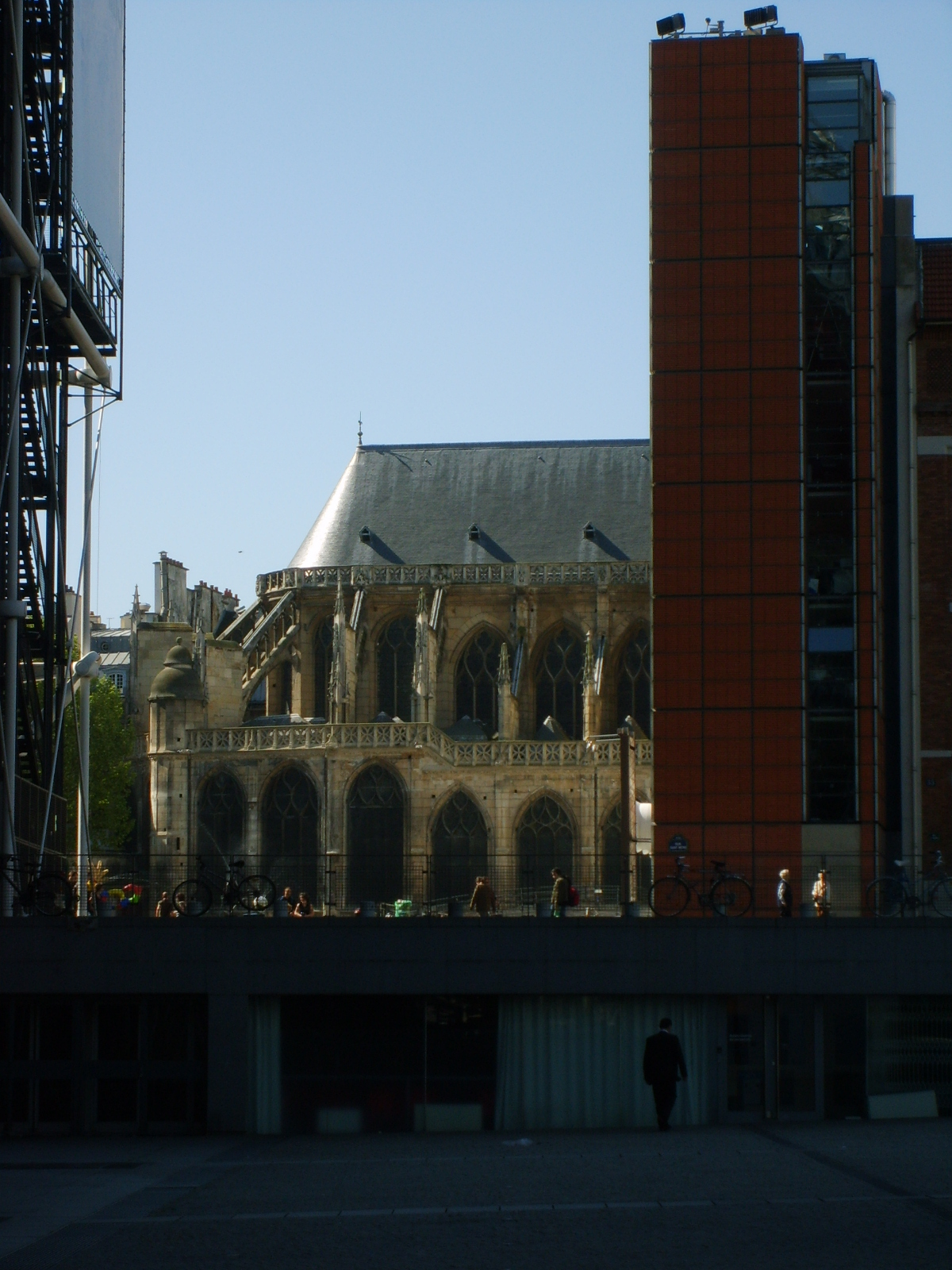 Centre Pompidou - vedle stojici kostel, 1200x1600, 904 Kb