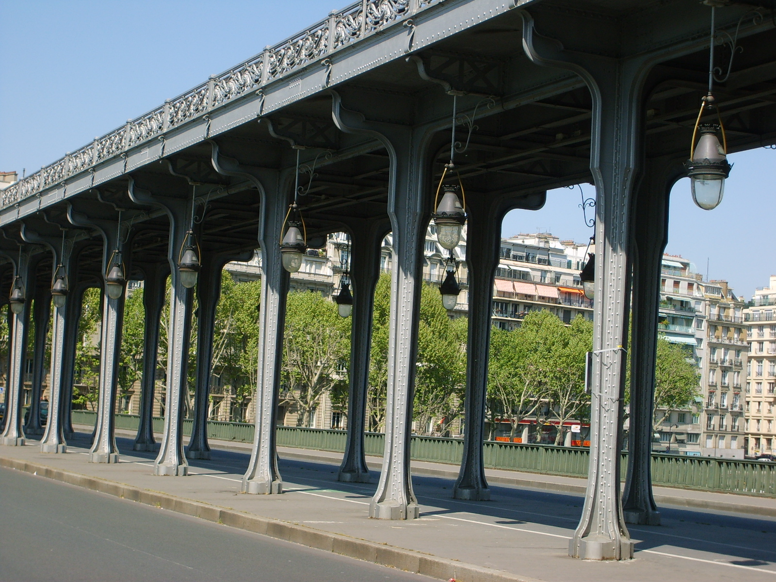 Patrovy most, nahore jezdi metro, pod nim chodi chodci, okolo nich jezdi auta, 1600x1200, 1004 Kb