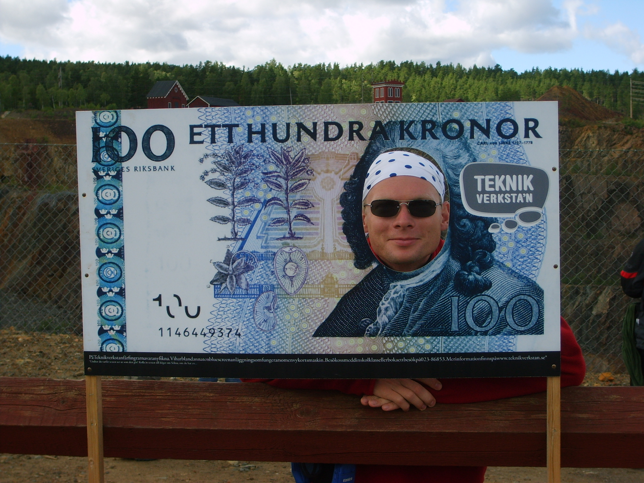 Jindra jako Karl von Linne v satky na 100 SEK bankovce, 2048x1536, 1564 Kb